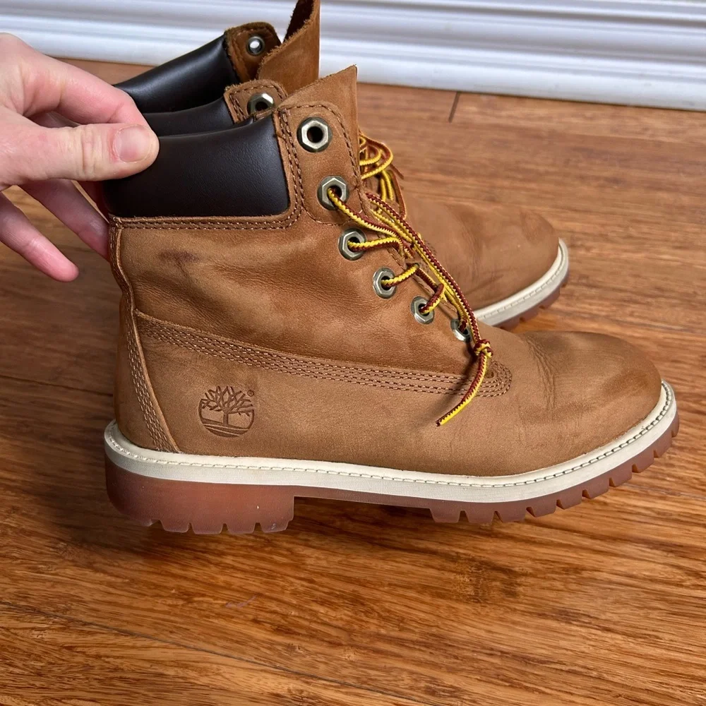 Junior Timberland 6” classic leather boots